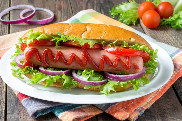 Hot dog with lettuce, tomato and onion — Stock Photo, Image