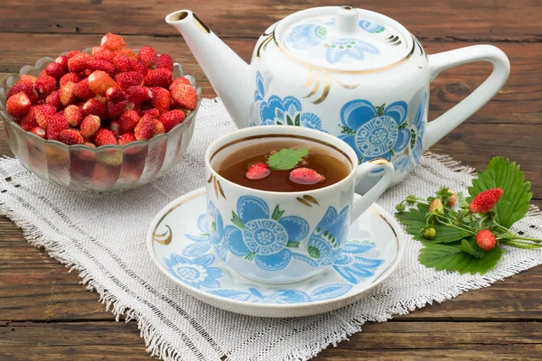 Fresh strawberry tea and strawberries — ストック写真