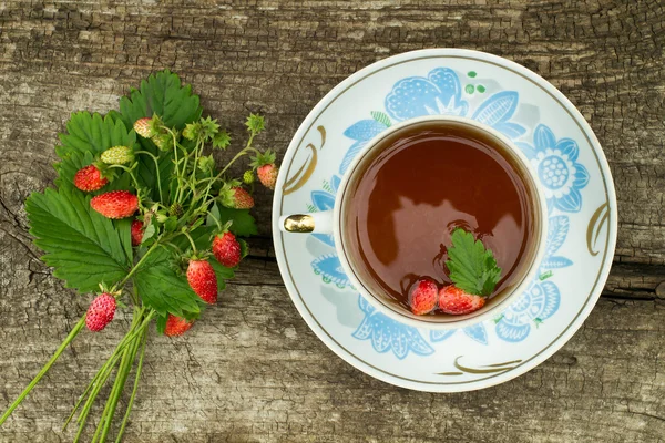 Bouquet with strawberries and strawberry tea — Stock Fotó