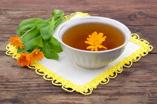 Fresh tea with Calendula — ストック写真