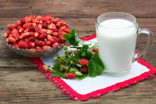 Delicious breakfast: a bowl of ripe strawberries and cup of milk — Stock Photo, Image