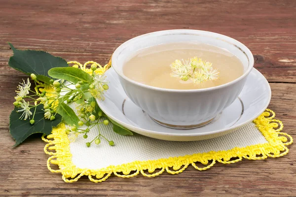 Medicina herbal: té con flores de tilo — Foto de Stock