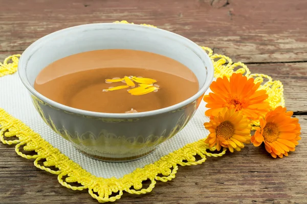 Medicina herbal: té con caléndula — Foto de Stock