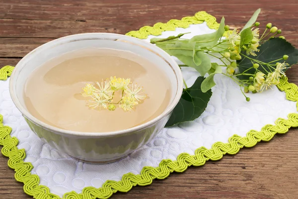 菩提樹で淹れたてのお茶のカップ — ストック写真