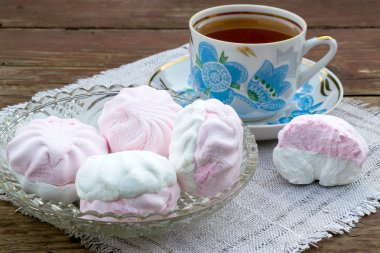 Narin pembe ve beyaz şekerlemeler ve taze çay 