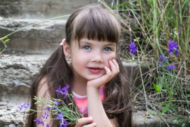 Merdivenlerde bir buket ile rüya gibi küçük kız 