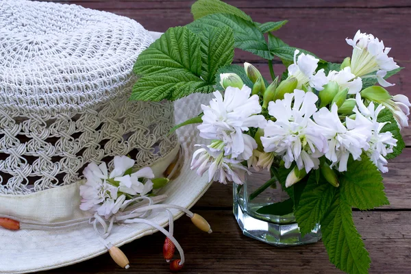 Bouquet Saponaria officinalis y un sombrero de jardín de verano — Foto de Stock
