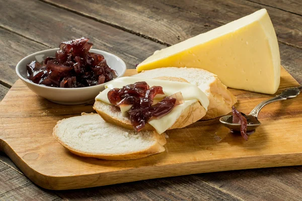 Mermelada de cebolla, pan blanco y queso — Foto de Stock