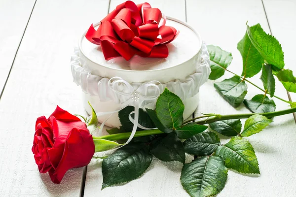 Red roses and a box with a gift — Stock Photo, Image