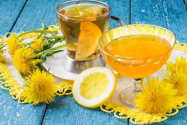 Tea with lemon, flowers and dandelion jam — Stock Photo, Image