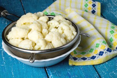 Beyazlatılmış karnabahar bir elek 