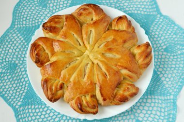 The original braided pie on blue knitted napkin 
