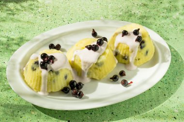 Dessert of cottage cheese with yogurt sauce and currants 