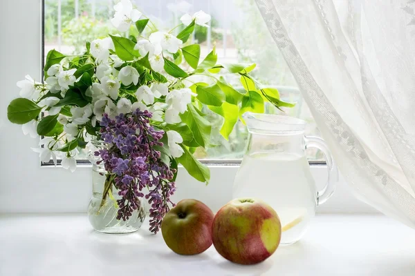 Ramas florecientes de manzana, manzanas y compota de manzana — Foto de Stock