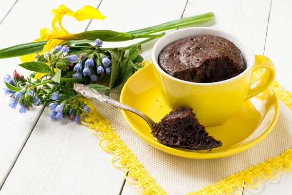 Freshly made chocolate cake in a cup — Stockfoto