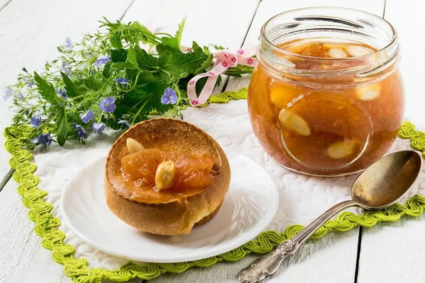 Yorkshire pudim com geléia de maçã para o café da manhã — Fotografia de Stock