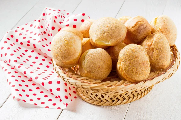 Fresh crusty popover in the basket — Stock Photo, Image