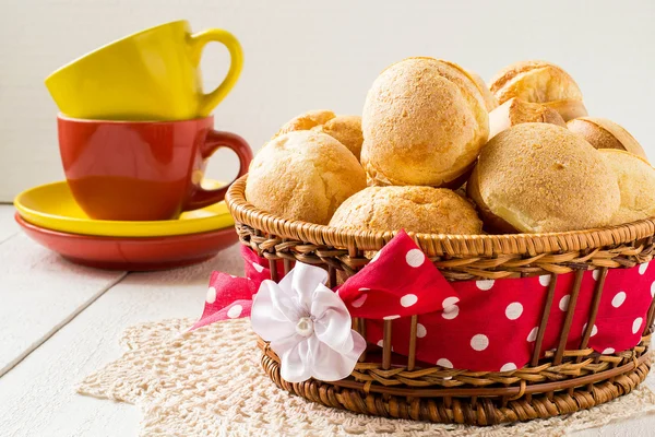 Popovers freschi fatti in casa per la colazione e una tazza di tè — Foto Stock