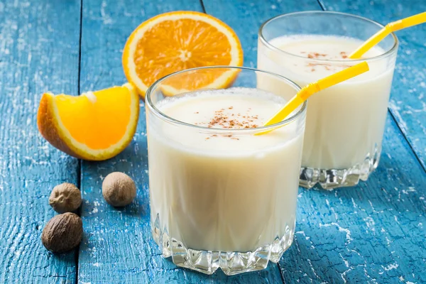 Milkshake with orange juice and nutmeg — Stock Photo, Image