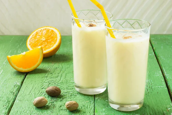 Milkshake caseiro frio com sorvete, suco de laranja e noz-moscada — Fotografia de Stock