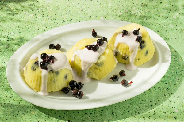 Десерт из творога с йогуртовым соусом и смородиной Стоковое Фото