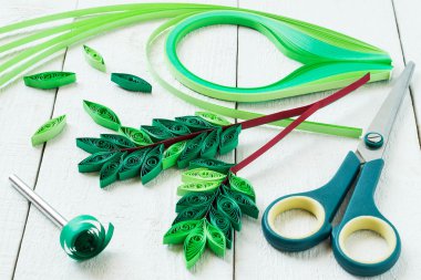 Making rowan leaves in the technique of quilling 