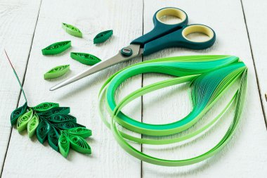 Hand-made: leaves of mountain ash in quilling techniques 