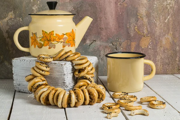 Vintage enamelware and a bunch of small dry bagels — Stock Photo, Image