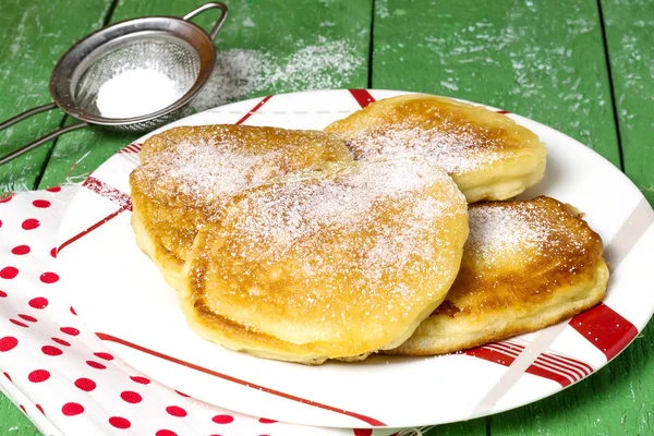 Traditional Russian fritter with powdered sugar — Stok fotoğraf