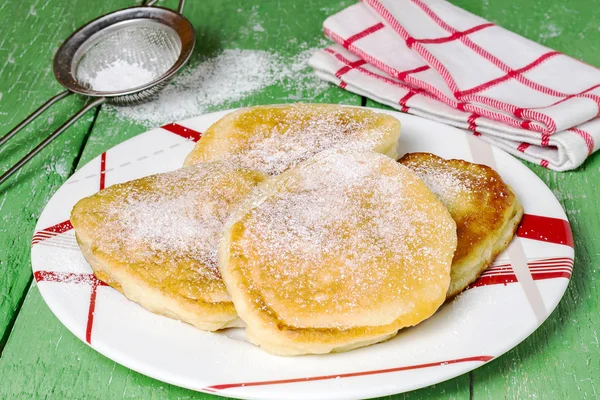 Fritter with powdered sugar - a traditional russian breakfast — Stock Photo, Image