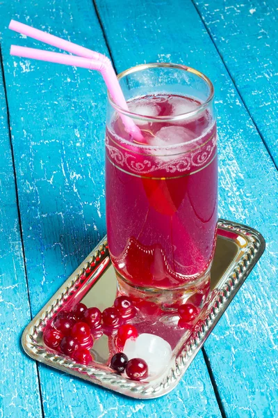 A glass of freshly made drink with cranberry juice and ice — Zdjęcie stockowe