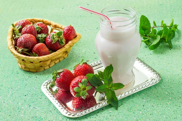 Strawberry milkshake and strawberries — Stock Fotó