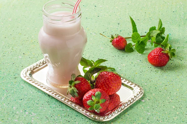 Elegant bank with milkshakes and fresh strawberries — Stock Fotó