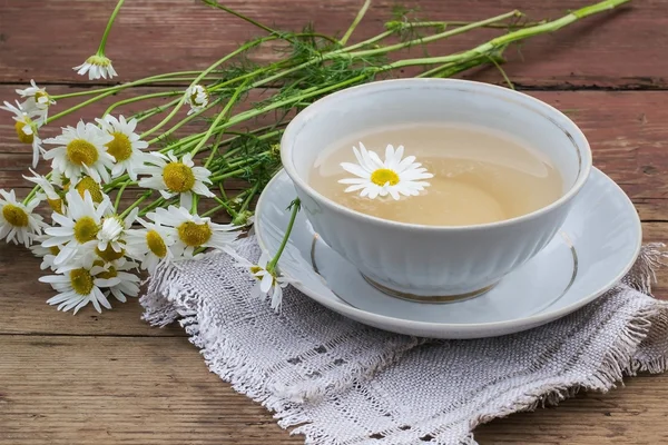 Fresh herbal tea with chamomile — ストック写真