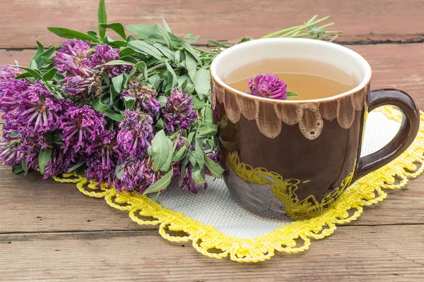 Medicina herbal: té de hierbas con trébol — Foto de Stock