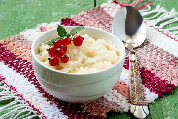 Delicious rice pudding with red currants — Stock Photo, Image