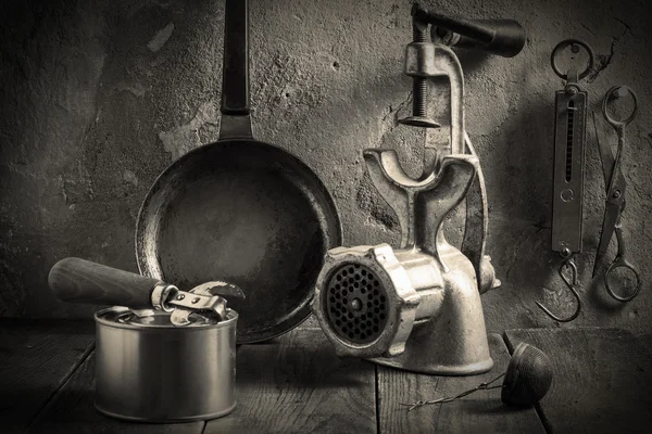 Устаревшие кухонные принадлежности. Винтажное тонированное фото Стоковая Картинка