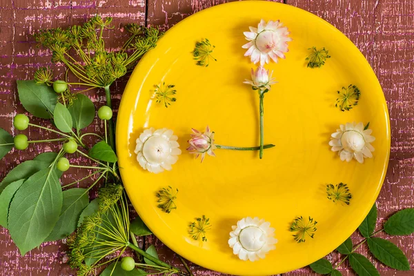 Time of autumn: the flower clock and autumn plants — Φωτογραφία Αρχείου