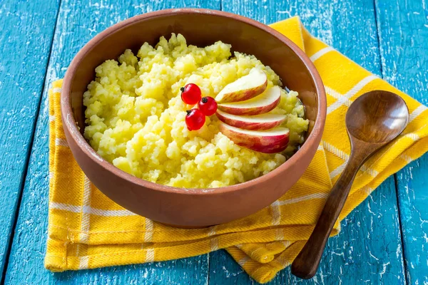 A healthy breakfast: millet porridge with apple and red currant — Zdjęcie stockowe