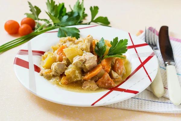 Steamed vegetables in a plate and cutlery on the table — Zdjęcie stockowe