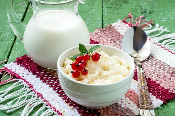 Süßer Milchreis mit roter Johannisbeere und Minze — Stockfoto