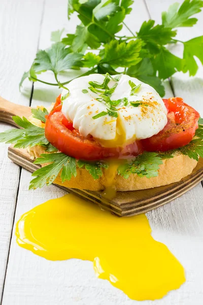Freshly prepared poached egg with tomato and parsley on toast — Stock fotografie