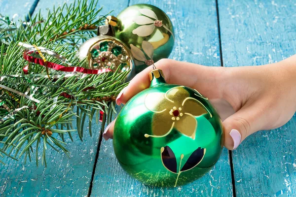 Weihnachtsbaumschmuck, Vintage Ball in weiblicher Hand — Stockfoto