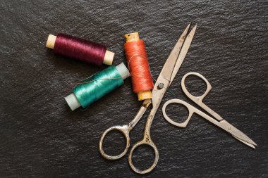 Eski dikiş aksesuarları - iplik ve makas