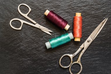 Bobinler çok renkli konu ve eski makas ile