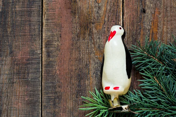 Vintage-Weihnachtsspielzeug - ein Pinguin auf Tannenzweig — Stockfoto