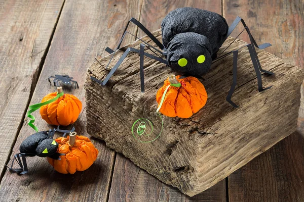 Halloween Decor: black spiders and pumpkins made of paper — Stock Photo, Image