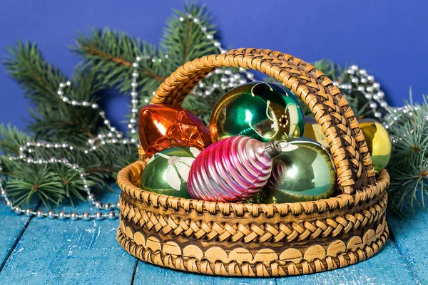 Christmas tree and a basket with Christmas toys — Zdjęcie stockowe