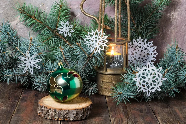 Lâmpada velha com vela ardente, bola de Natal e árvore de Natal — Fotografia de Stock