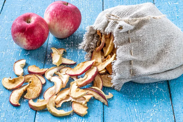 Сушеные яблоки в льняном мешке — стоковое фото